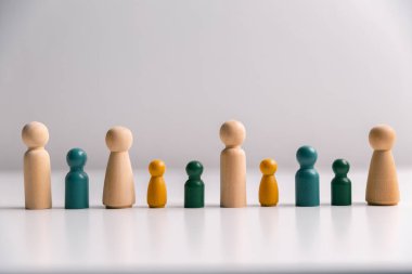 Arkadaşların yüzleri etnik çeşitlilik, kabul ve bireysellik, etnik gruplar arasında işbirliği ve istihdam olanaklarını teşvik etme de dahil olmak üzere kültürel çeşitliliği soyut bir biçimde yansıtıyor..