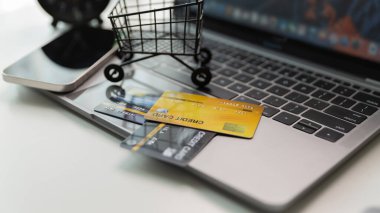 E-iş dünyasındaki etkin pazarlama, müşterilerin alışveriş arabalarını doldurdukları ve satışlar sırasında alışveriş yaptıkları online alışverişi teşvik ederek ticareti teşvik ediyor. Fikir, öde