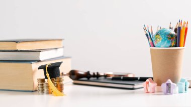 Küresel eğitim programının bir parçası olarak yurtdışında okumak öğrencilere üniversitede geçirdikleri süre boyunca değerli öğrenme deneyimleri ve kişisel gelişim sunmaktadır. stok, plan, hedef, hedef, kitap, derece