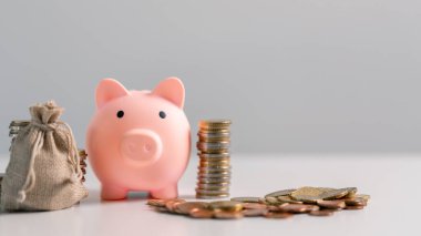 Dikkatli bütçe ve akıllı yatırımlar yoluyla tasarruf etmek bir işletmenin finansmanını güçlendirebilir ve sağlam bir ekonomiye katkıda bulunabilir. Ödül, mülk, hazine, hisse, oyuncak, başarı, motivasyon