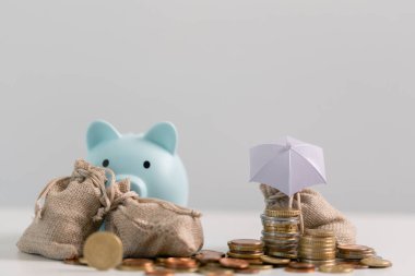Bütçenizi ve tasarruflarınızı yönetmek, akıllıca yatırım yapmak ve gelir, finans ve iş işlemlerini etkili bir şekilde yönetmek suretiyle, zenginlik inşa edebilir ve para rezervlerinizi bankada artırabilirsiniz. stok, denge