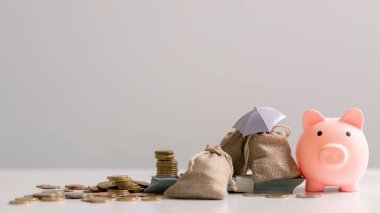 Bütçenizi ve tasarruflarınızı yönetmek, akıllıca yatırım yapmak ve gelir, finans ve iş işlemlerini etkili bir şekilde yönetmek suretiyle, zenginlik inşa edebilir ve para rezervlerinizi bankada artırabilirsiniz. stok, denge