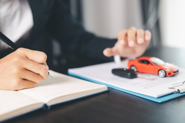 Konsept iş aracı finans koruma bürosu planı yatırımı araba satışı fikri finansal güvence altına alınıyor. Otomobil acentesi el koruma sigortası ve elverişli kredi anlaşması.