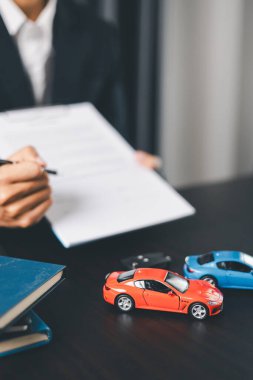 Konsept iş aracı finans koruma bürosu planı yatırımı araba satışı fikri finansal güvence altına alınıyor. Otomobil acentesi el koruma sigortası ve elverişli kredi anlaşması.