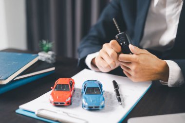 Konsept iş aracı finans koruma bürosu planı yatırımı araba satışı fikri finansal güvence altına alınıyor. Otomobil acentesi el koruma sigortası ve elverişli kredi anlaşması.