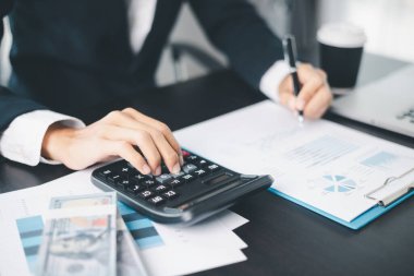 İşletme büyümesi, hisse senedi piyasası, finans stratejileri ve bankacılık uzmanlığına yatırım yapmaya karar verdi..