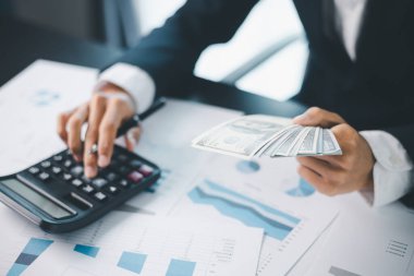 İşletme büyümesi, hisse senedi piyasası, finans stratejileri ve bankacılık uzmanlığına yatırım yapmaya karar verdi..