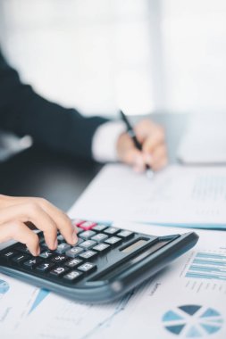 İşletme büyümesi, hisse senedi piyasası, finans stratejileri ve bankacılık uzmanlığına yatırım yapmaya karar verdi..