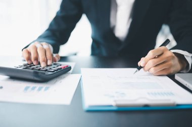 İşletme büyümesi, hisse senedi piyasası, finans stratejileri ve bankacılık uzmanlığına yatırım yapmaya karar verdi..