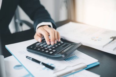 İşletme büyümesi, hisse senedi piyasası, finans stratejileri ve bankacılık uzmanlığına yatırım yapmaya karar verdi..