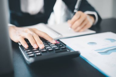 İşletme büyümesi, hisse senedi piyasası, finans stratejileri ve bankacılık uzmanlığına yatırım yapmaya karar verdi..