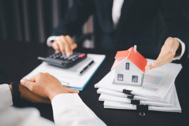 İşletme konsepti finans koruma bürosu yatırım satın alma fikri ev satın alma ve finansal güvenlik sağlama. ikamet acentesi el koruması satın alma sigortası ve elverişli kredi anlaşması.