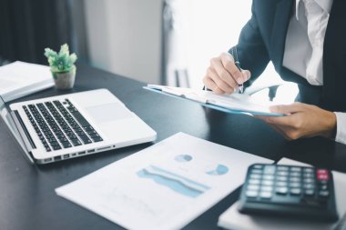 İşletme büyümesi, hisse senedi piyasası, finans stratejileri ve bankacılık uzmanlığına yatırım yapmaya karar verdi..