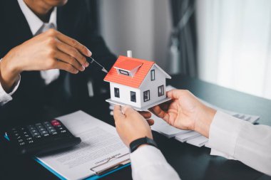 İşletme konsepti finans koruma bürosu yatırım satın alma fikri ev satın alma ve finansal güvenlik sağlama. ikamet acentesi el koruması satın alma sigortası ve elverişli kredi anlaşması.