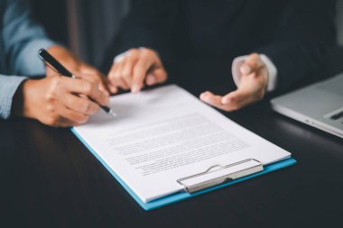 İş adamları, hayat sigortası danışman sağlık sigortası tasarruf planı için hayat sigortası acentasıyla anlaşma yapıyor. İş adamlarının anlaşma yaptığı onaylandı