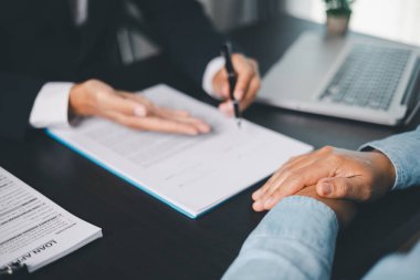 İş adamları, hayat sigortası danışman sağlık sigortası tasarruf planı için hayat sigortası acentasıyla anlaşma yapıyor. İş adamlarının anlaşma yaptığı onaylandı