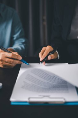 İş adamları, hayat sigortası danışman sağlık sigortası tasarruf planı için hayat sigortası acentasıyla anlaşma yapıyor. İş adamlarının anlaşma yaptığı onaylandı