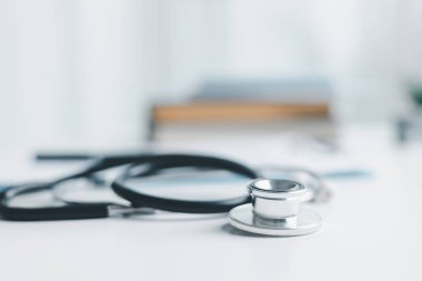 Küreselleşme, öğrenci öğrenimi ve yüksekokullarda öğrenim ve öğrenim için gerekli olan iş eğitimini kavramsallaştırmak küresel seyahat ekonomisi gerektiriyordu. Tıbbi sağlık hizmetleri için kitap steteskopu