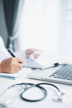 İşletme doktorluğu eğitimi, temel küreselleşme, üniversite ve üniversitede öğrenim ve öğrenim, bilgi edinmek için seyahat ve küresel ekonomi gereklidir. Tıbbi sağlık hizmetleri için kitap steteskopu