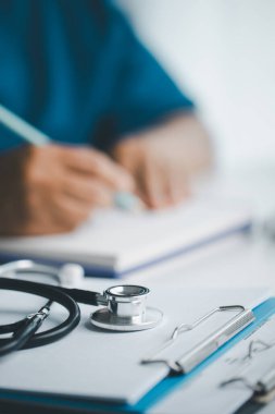 İşletme doktorluğu eğitimi, temel küreselleşme, üniversite ve üniversitede öğrenim ve öğrenim, bilgi edinmek için seyahat ve küresel ekonomi gereklidir. Tıbbi sağlık hizmetleri için kitap steteskopu