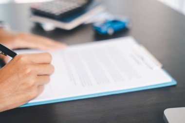 Konsept iş aracı finans koruma bürosu planı yatırımı araba satışı fikri finansal güvence altına alınıyor. Otomobil acentesi el koruma sigortası ve elverişli kredi anlaşması.