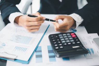 İşletme büyümesi, hisse senedi piyasası, finans stratejileri ve bankacılık uzmanlığına yatırım yapmaya karar verdi..