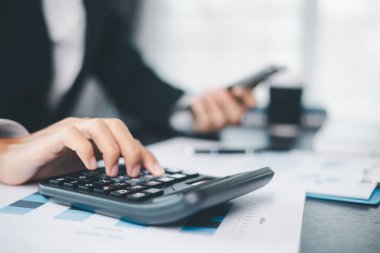 İşletme büyümesi, hisse senedi piyasası, finans stratejileri ve bankacılık uzmanlığına yatırım yapmaya karar verdi..