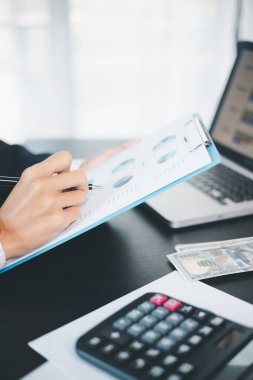 İşletme büyümesi, hisse senedi piyasası, finans stratejileri ve bankacılık uzmanlığına yatırım yapmaya karar verdi..