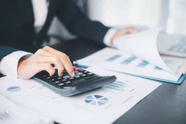 İşletme büyümesi, hisse senedi piyasası, finans stratejileri ve bankacılık uzmanlığına yatırım yapmaya karar verdi..
