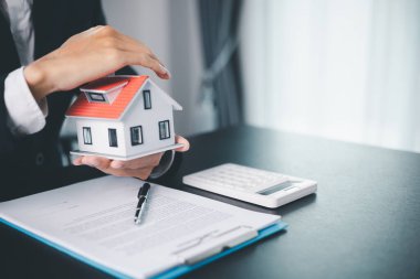 İşletme konsepti finans koruma bürosu yatırım satın alma fikri ev satın alma ve finansal güvenlik sağlama. ikamet acentesi el koruması satın alma sigortası ve elverişli kredi anlaşması.