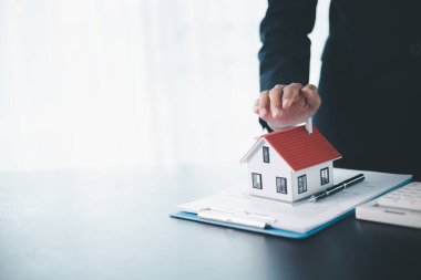 İşletme konsepti finans koruma bürosu yatırım satın alma fikri ev satın alma ve finansal güvenlik sağlama. ikamet acentesi el koruması satın alma sigortası ve elverişli kredi anlaşması.