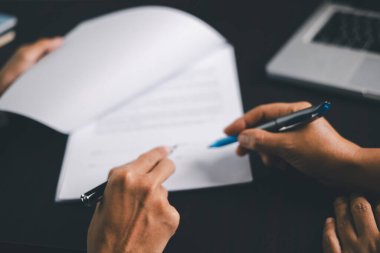 İş adamları, hayat sigortası danışman sağlık sigortası tasarruf planı için hayat sigortası acentasıyla anlaşma yapıyor. İş adamlarının anlaşma yaptığı onaylandı