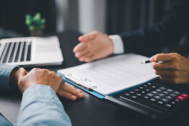 İş adamları, hayat sigortası danışman sağlık sigortası tasarruf planı için hayat sigortası acentasıyla anlaşma yapıyor. İş adamlarının anlaşma yaptığı onaylandı