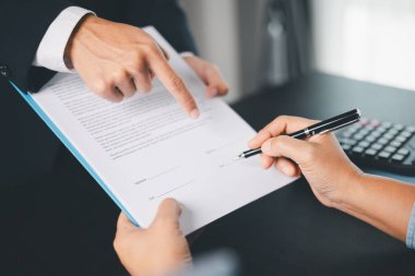 İş adamları, hayat sigortası danışman sağlık sigortası tasarruf planı için hayat sigortası acentasıyla anlaşma yapıyor. İş adamlarının anlaşma yaptığı onaylandı