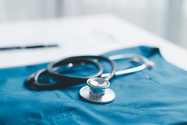 Küreselleşme, öğrenci öğrenimi ve yüksekokullarda öğrenim ve öğrenim için gerekli olan iş eğitimini kavramsallaştırmak küresel seyahat ekonomisi gerektiriyordu. Tıbbi sağlık hizmetleri için kitap steteskopu