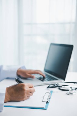 İşletme doktorluğu eğitimi, temel küreselleşme, üniversite ve üniversitede öğrenim ve öğrenim, bilgi edinmek için seyahat ve küresel ekonomi gereklidir. Tıbbi sağlık hizmetleri için kitap steteskopu