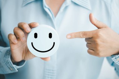 İyi iş kavramı, müşterilerin her iki iltifatı da değerlendirmeyi içerir. Müşterilerin tebessümle zihinsel gerginlik ve hoşnutsuzluğu önlemek için çalışan memnuniyetini sağlarlar.