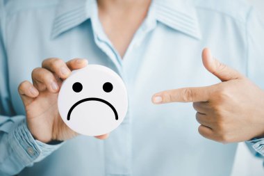 İyi iş kavramı, her iki iltifatı da işlemeyi içerir. Müşterilerin, üzgün suratlı, zihinsel gerilimi önlemek için çalışan memnuniyetini sağlayan, olumsuz geri bildirimleri ele alan müşterilerin şikayetlerini.