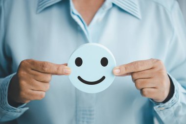 İyi iş kavramı, müşterilerin her iki iltifatı da değerlendirmeyi içerir. Müşterilerin tebessümle zihinsel gerginlik ve hoşnutsuzluğu önlemek için çalışan memnuniyetini sağlarlar.