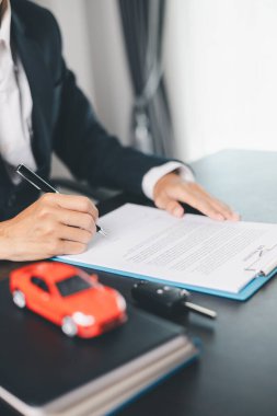 Konsept iş aracı finans koruma bürosu planı yatırımı araba satışı fikri finansal güvence altına alınıyor. Otomobil acentesi el koruma sigortası ve elverişli kredi anlaşması.