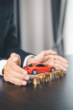 Konsept iş aracı finans koruma bürosu planı yatırımı araba satışı fikri finansal güvence altına alınıyor. Otomobil acentesi el koruma sigortası ve elverişli kredi anlaşması.
