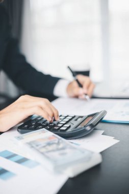 İşletme büyümesi, hisse senedi piyasası, finans stratejileri ve bankacılık uzmanlığına yatırım yapmaya karar verdi..