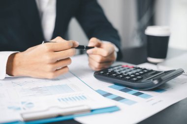 İşletme büyümesi, hisse senedi piyasası, finans stratejileri ve bankacılık uzmanlığına yatırım yapmaya karar verdi..