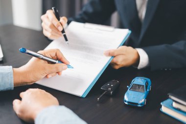 Konsept iş aracı finans koruma bürosu planı yatırımı araba satışı fikri finansal güvence altına alınıyor. Otomobil acentesi el koruma sigortası ve elverişli kredi anlaşması.