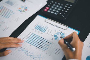 İşletme büyümesi, hisse senedi piyasası, finans stratejileri ve bankacılık uzmanlığına yatırım yapmaya karar verdi..
