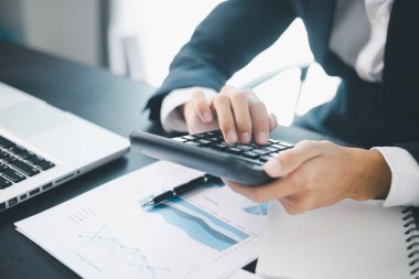 İşletme büyümesi, hisse senedi piyasası, finans stratejileri ve bankacılık uzmanlığına yatırım yapmaya karar verdi..