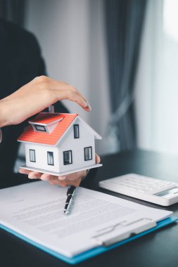 İşletme konsepti finans koruma bürosu yatırım satın alma fikri ev satın alma ve finansal güvenlik sağlama. ikamet acentesi el koruması satın alma sigortası ve elverişli kredi anlaşması.