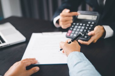 İş adamları, hayat sigortası danışman sağlık sigortası tasarruf planı için hayat sigortası acentasıyla anlaşma yapıyor. İş adamlarının anlaşma yaptığı onaylandı