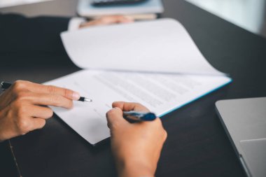 İş adamları, hayat sigortası danışman sağlık sigortası tasarruf planı için hayat sigortası acentasıyla anlaşma yapıyor. İş adamlarının anlaşma yaptığı onaylandı