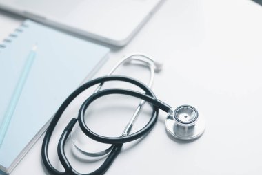 Küreselleşme, öğrenci öğrenimi ve yüksekokullarda öğrenim ve öğrenim için gerekli olan iş eğitimini kavramsallaştırmak küresel seyahat ekonomisi gerektiriyordu. Tıbbi sağlık hizmetleri için kitap steteskopu
